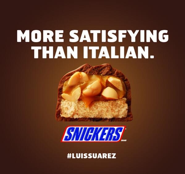 Hay hãng Snickers quảng cáo sản phẩm với thông điệp: "Ngon hơn cả người Ý” và dòng Tweet: "Này luis suarez. Lần sau đói thì cứ gặm Snickers nhé”